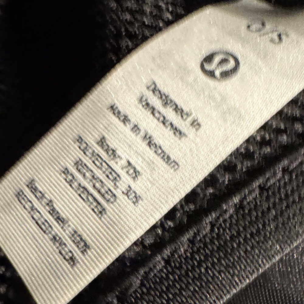Lululemon Like New Black Sherpa Everywhere Belt Bag 1L - Picture 7 of 7